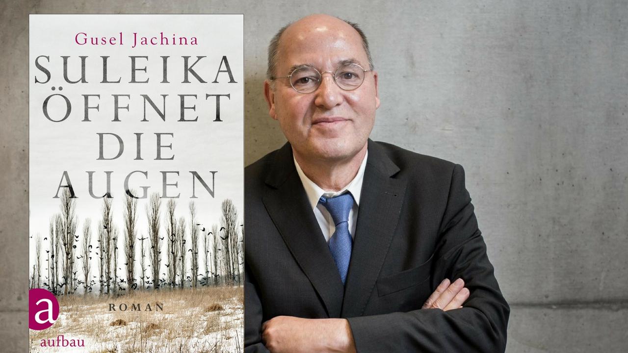 Gregor Gysi (MdB, Die Linke), steht vor einer grauen Wand. Daneben das Cover des Buches "Suleika öffnet die Augen".