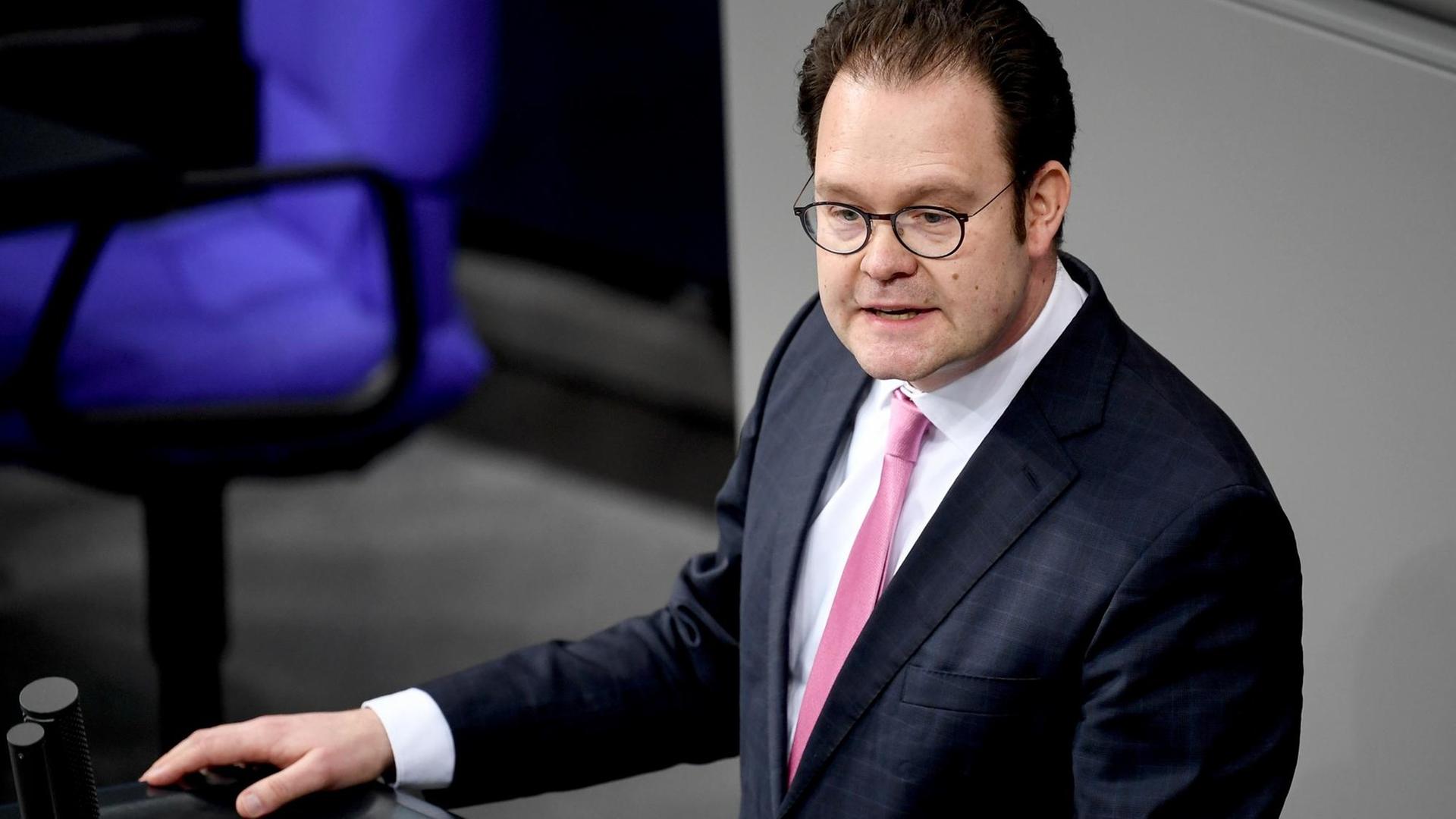 13.02.2020, Berlin: Tankred Schipanski (CDU) spricht auf der 146. Sitzung des Bundestages. Gut eine Woche nach der Wahl des FDP-Politikers Kemmerich zum Ministerpräsidenten von Thüringen mit Stimmen der AfD ging es in der Aktuellen Stunde des Bundestags erneut um dieses Thema. Foto: Britta Pedersen/dpa-Zentralbild/dpa | Verwendung weltweit 13.02.2020, Berlin: Tankred Schipanski (CDU) spricht auf der 146. Sitzung des Bundestages. Gut eine Woche nach der Wahl des FDP-Politikers Kemmerich zum Ministerpräsidenten von Thüringen mit Stimmen der AfD ging es in der Aktuellen Stunde des Bundestags erneut um dieses Thema. Foto: Britta Pedersen/dpa-Zentralbild/dpa | Verwendung weltweit