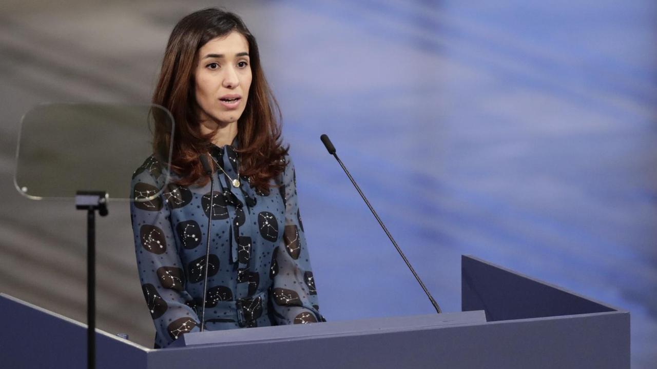 Preisträgerin Nadia Murad spricht bei der Friedensnobelpreisverleihung in Oslo im Osloer Rathaus. Preisträgerin Nadia Murad spricht bei der Friedensnobelpreisverleihung in Oslo im Osloer Rathaus.
