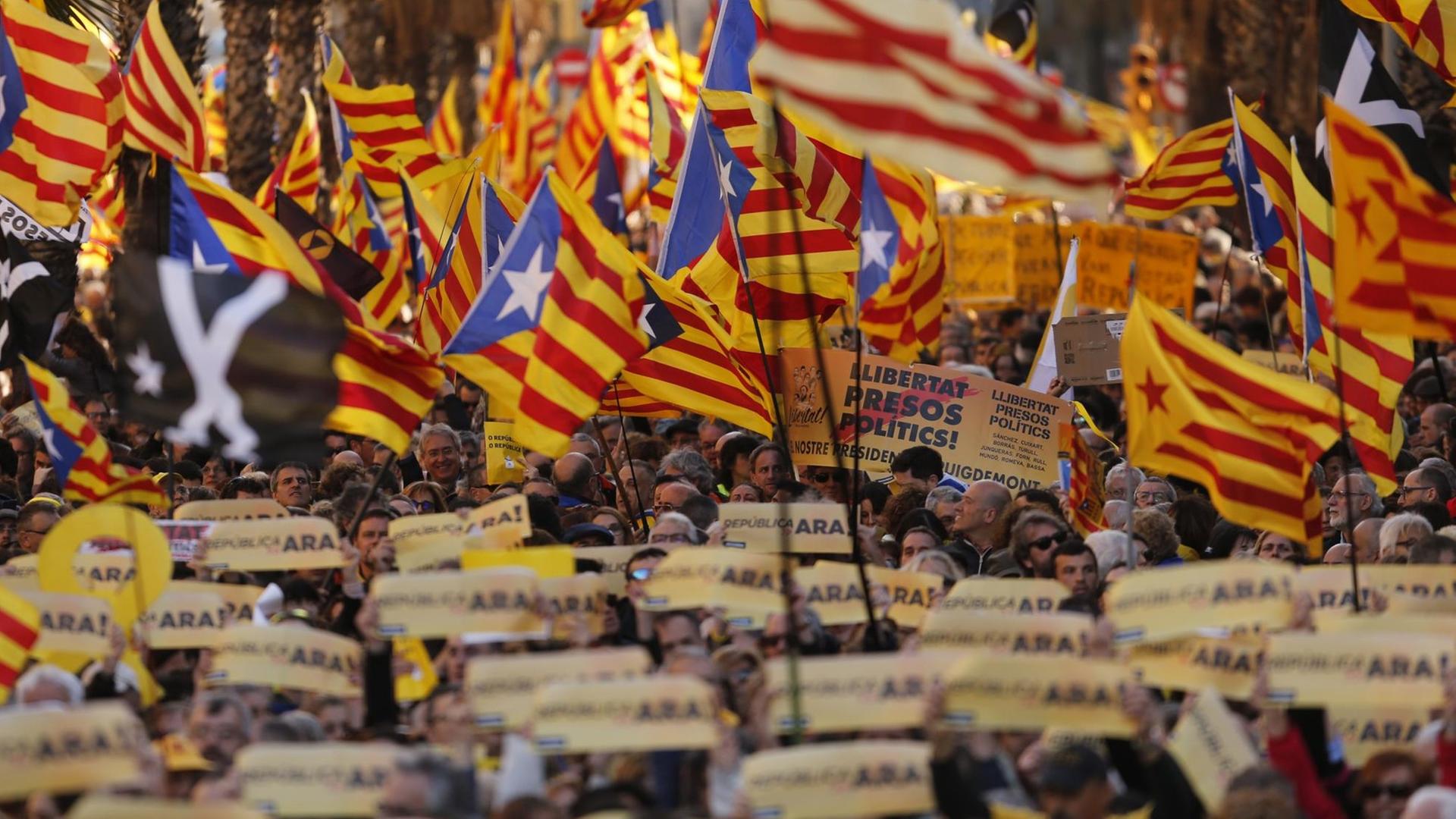 Katalanen demonstrieren für die Unabhängigkeit in Barcelona (11.3.2018).
