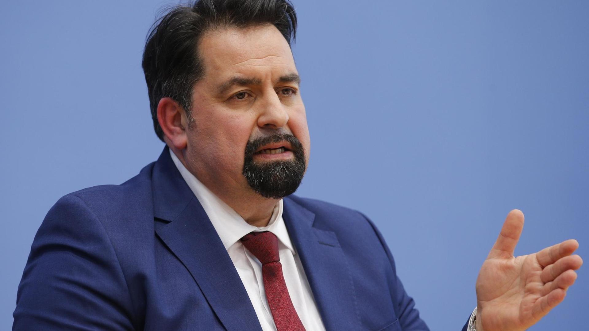 Aiman A. Mazyek ist Vorsitzender des Zentralrats der Muslime in Deutschland bei einer Pressekonferenz in Berlin im Februar 2020 Aiman A. Mazyek ist Vorsitzender des Zentralrats der Muslime in Deutschland bei einer Pressekonferenz in Berlin im Februar 2020
