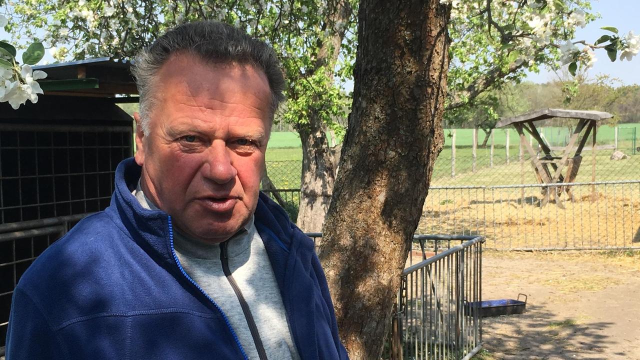 Der ehemalige Bürgermeister der Gemeinde Proschim, Erhard Lehmann, steht in seinem Hof und blickt in die Kamera. Der ehemalige Bürgermeister der Gemeinde Proschim, Erhard Lehmann, steht in seinem Hof und blickt in die Kamera.