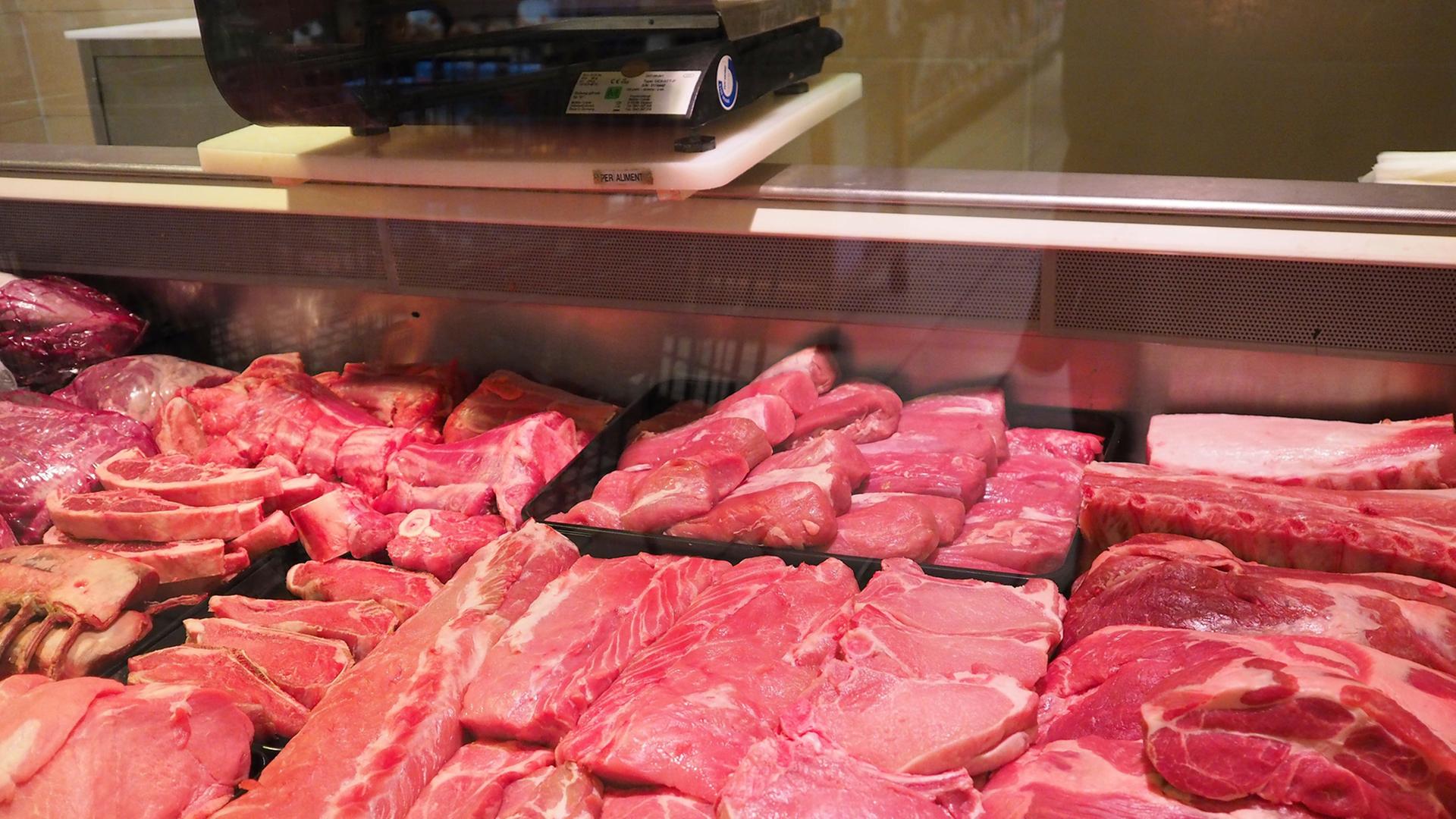 Fleisch liegt in einer Fleischtheke in einem Supermarkt in Berlin, aufgenommen am 04.01.2016. Fleisch liegt in einer Fleischtheke in einem Supermarkt in Berlin, aufgenommen am 04.01.2016.