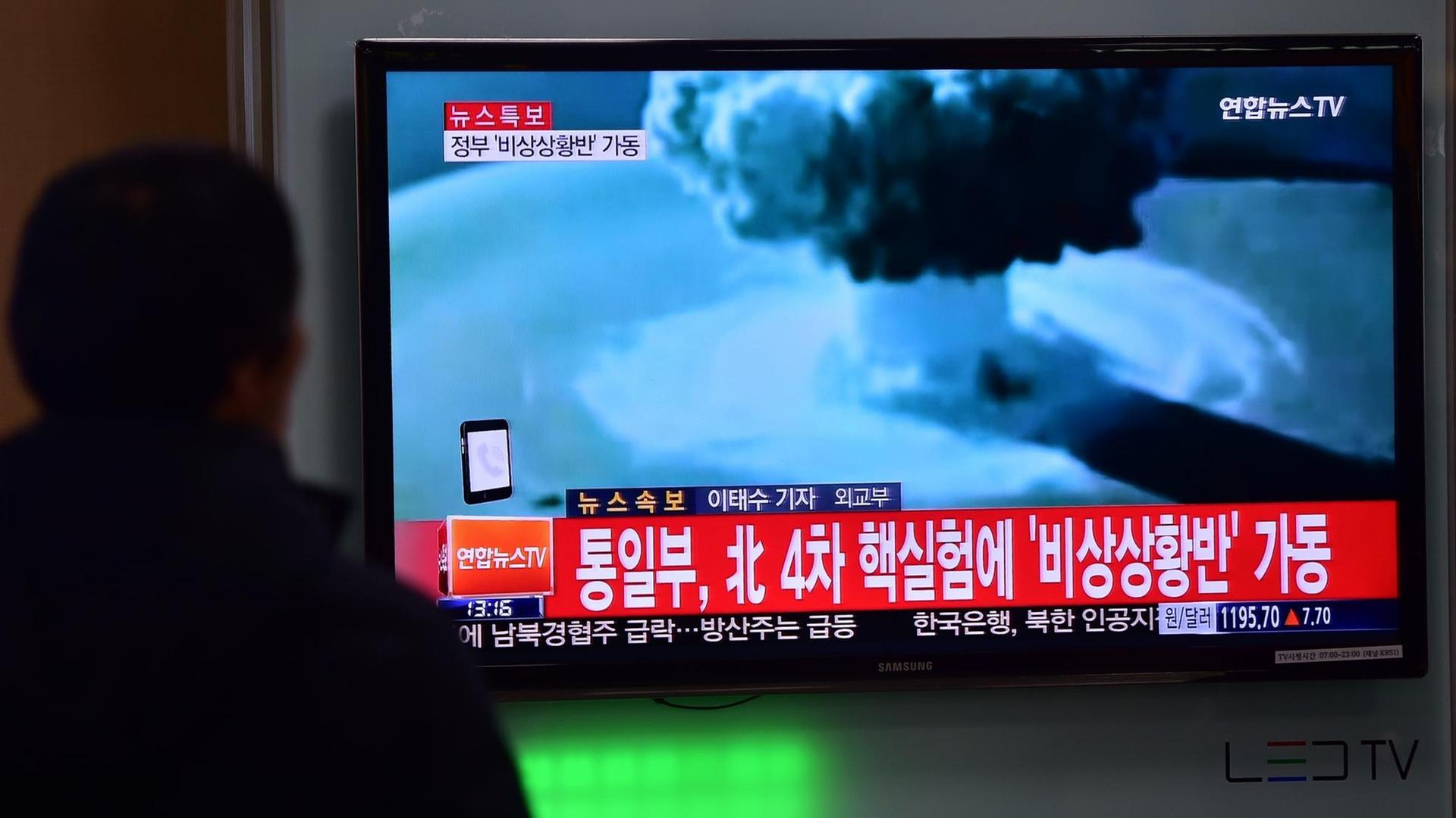 Im Fernsehen werden Bilder des nordkoreanischen Atomtests übertragen. Im Fernsehen werden Bilder des nordkoreanischen Atomtests übertragen.