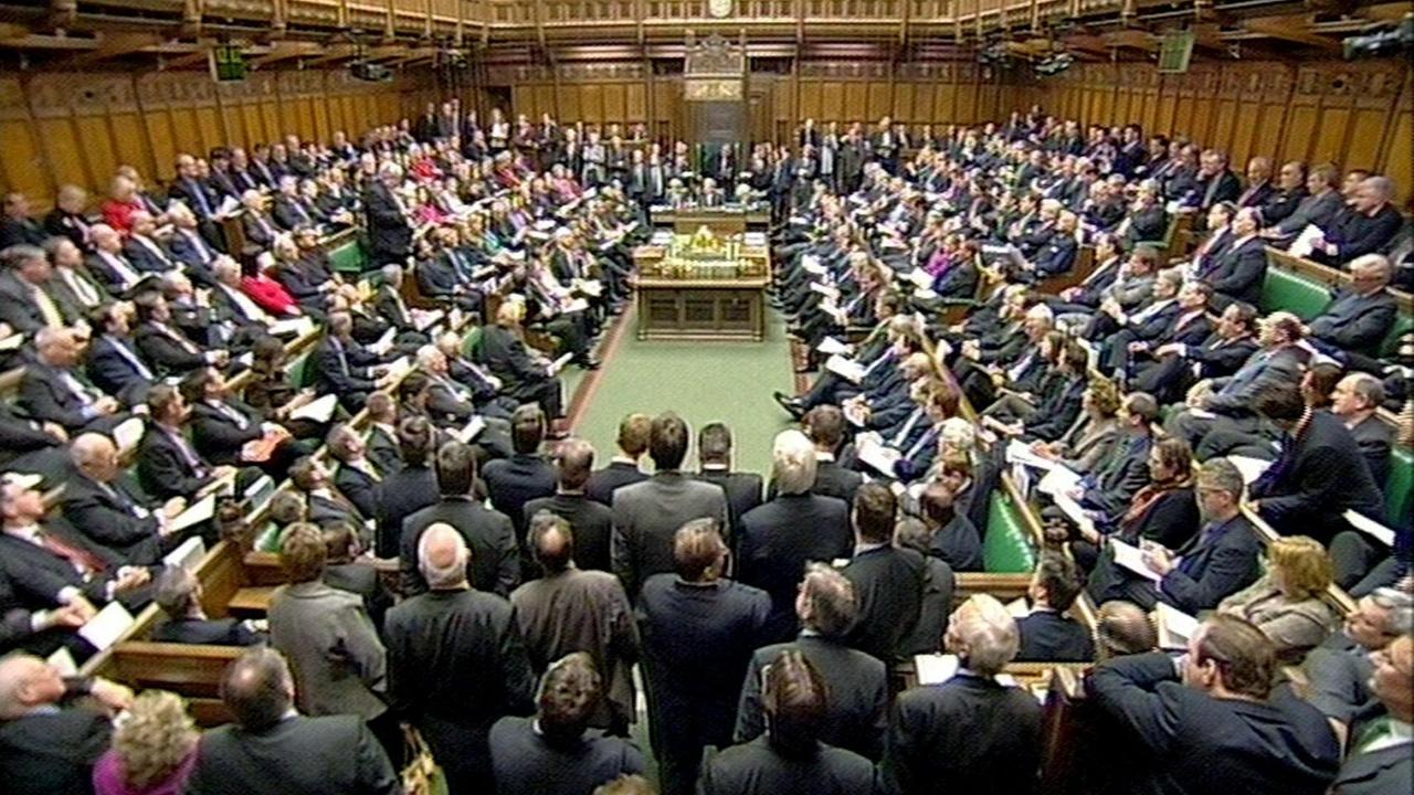 Das vollbesetzte Parlament vom obersten Rang aus fotografiert.