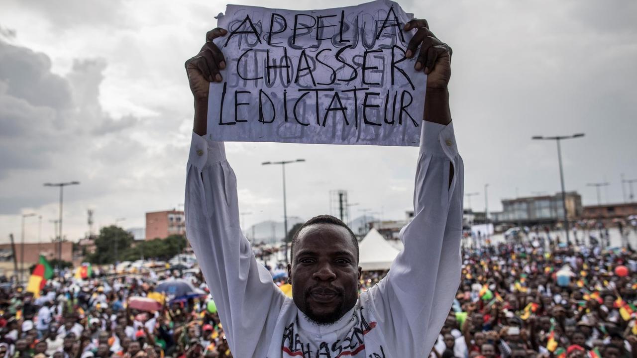 "Aufruf, um den Diktator ablösen" - Wahlkundgebung der Oppositionspartei MRC in Yaoundé im Vorfeld der Präsidentschaftswahl  / AFP PHOTO / MARCO LONGARI