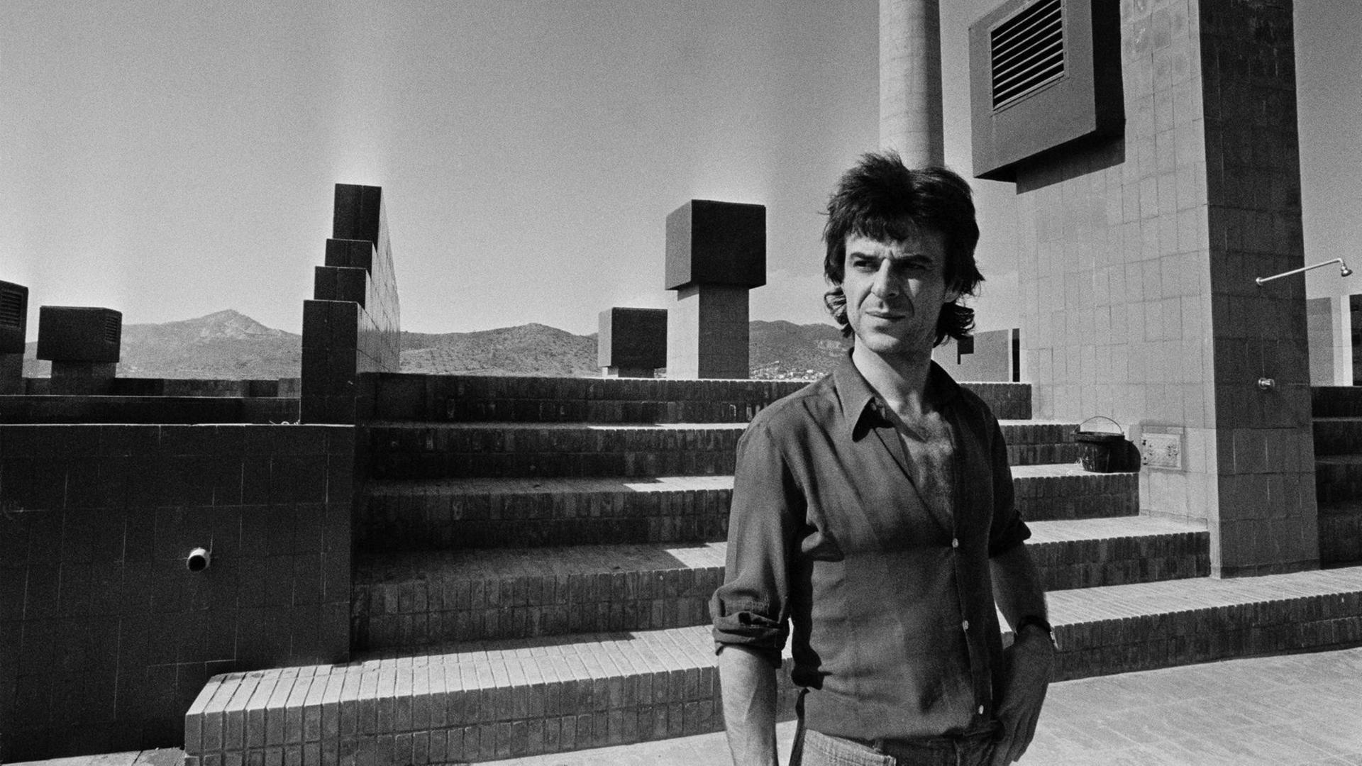July 1975, Barcelona, Spain --- Architect Ricardo Boffil Surveys Projects in Barcelona --- Image by © Jacques Pavlovsky/Sygma/Corbis