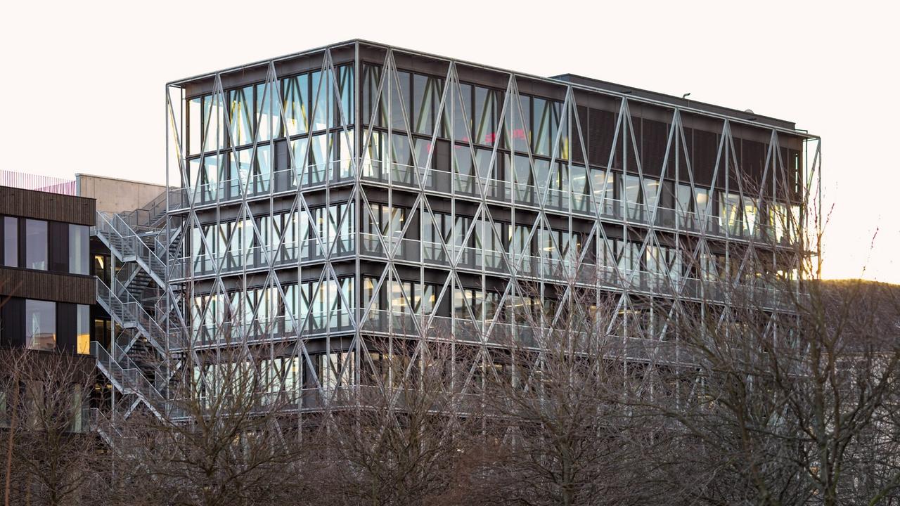 Blick auf den Neubau der "taz" in Berlin: Fassade von der Besselstrasse aus gesehen. Blick auf den Neubau der "taz" in Berlin: Fassade von der Besselstrasse aus gesehen.