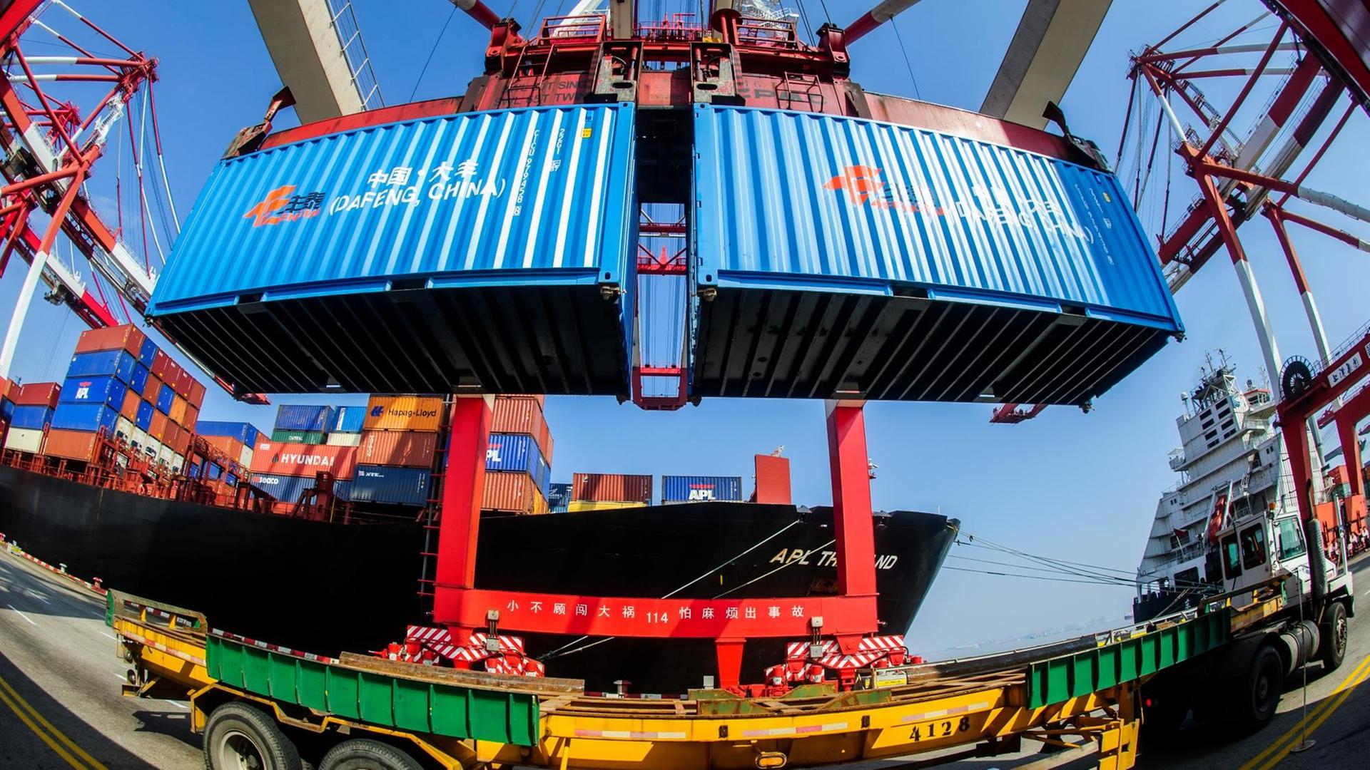 Container werden im Hafen in Shanghai (China) verladen. Container werden im Hafen in Shanghai (China) verladen.