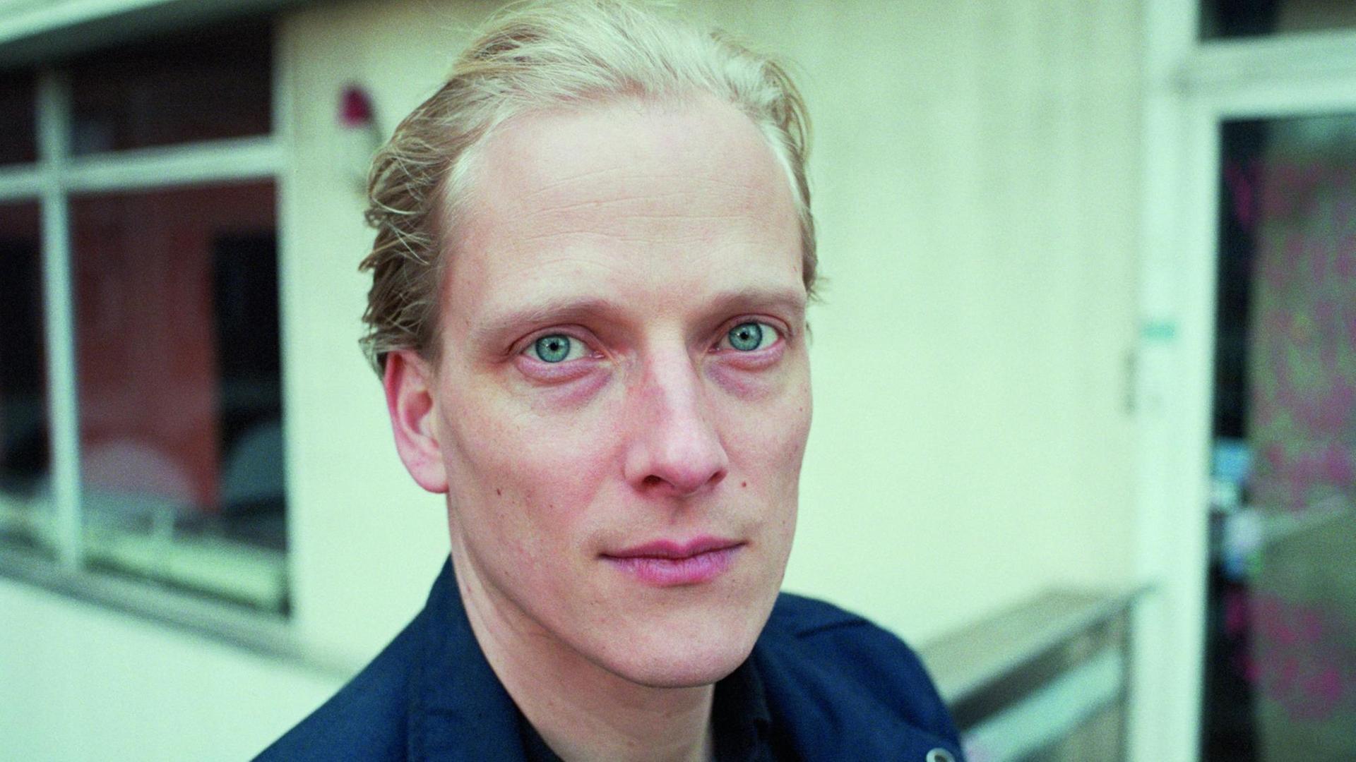 Lorenz Just blickt mit ernstem Blick in die Kamera. Lorenz Just blickt mit ernstem Blick in die Kamera.