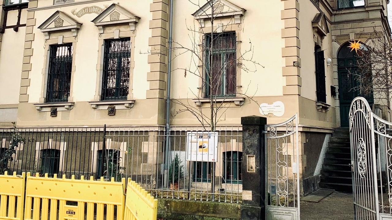 Die Geigenbauwerkstatt im Dresdner Stadtteil Strehlen. Zu sehen ist ein Teil des alten und eindrucksvollen Gebäudes sowie der Eingang zur Werkstatt. Die Geigenbauwerkstatt im Dresdner Stadtteil Strehlen. Zu sehen ist ein Teil des alten und eindrucksvollen Gebäudes sowie der Eingang zur Werkstatt.