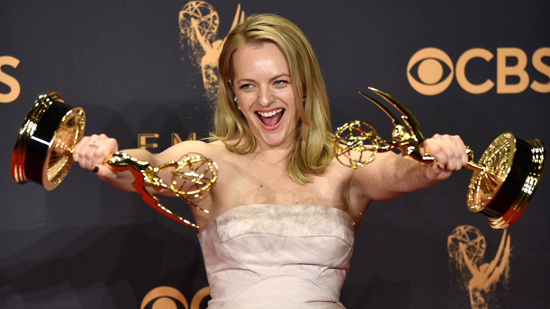 Schauspielerin Elisabeth Moss freut sich über die Auszeichnungen bei der Emmy-Verleihung. Schauspielerin Elisabeth Moss freut sich über die Auszeichnungen bei der Emmy-Verleihung.