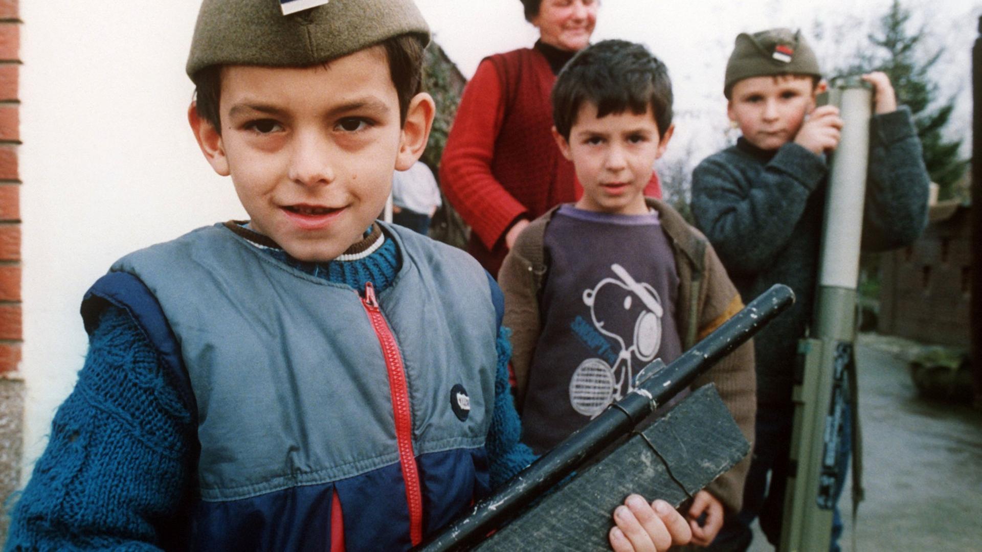 Kinder ahmen mit selbstgebastelten Waffen den Krieg der Erwachsenen nach, aufgenommen während des jugoslawischen Bürgerkriegs im kroatischen Borovo im November 1991. Kinder ahmen mit selbstgebastelten Waffen den Krieg der Erwachsenen nach, aufgenommen während des jugoslawischen Bürgerkriegs im kroatischen Borovo im November 1991.
