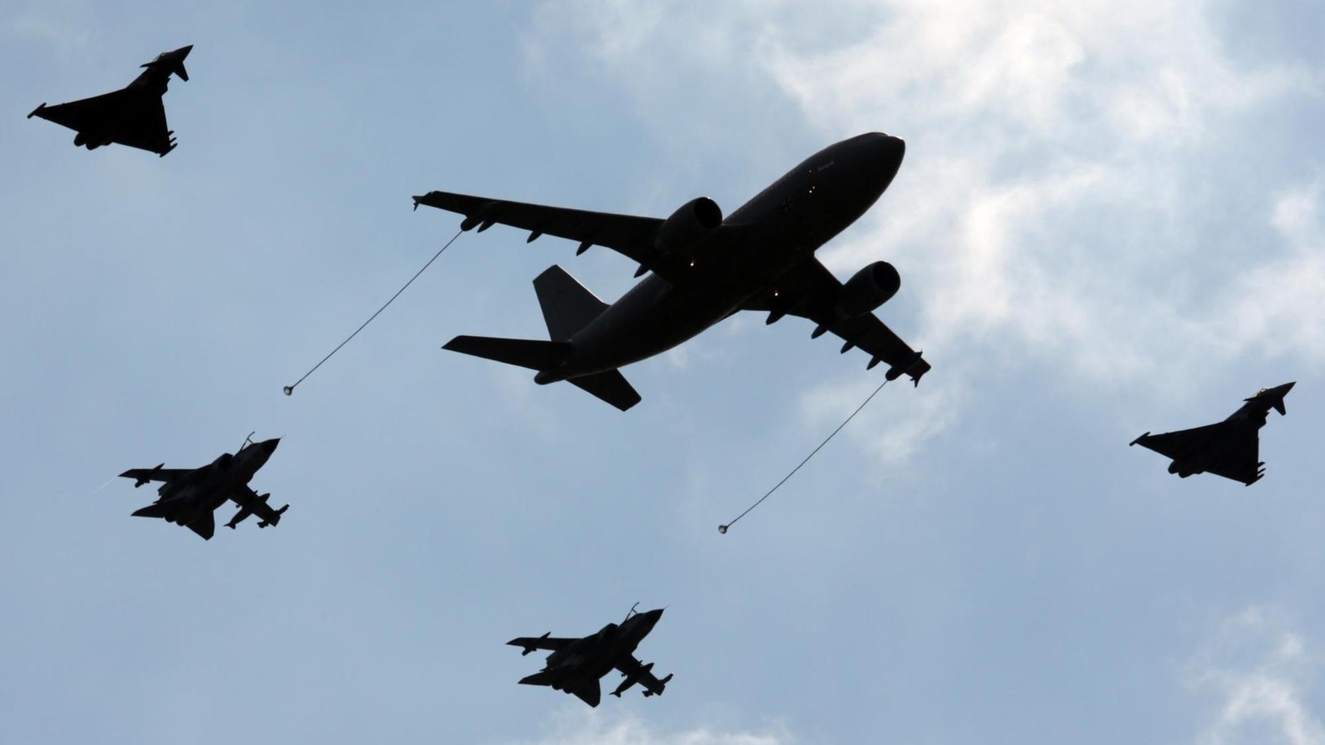 Ein Tankflugzeug vom Typ Airbus 310 MRTT, zwei Tornados und zwei Eurofighter der Bundeswehr im Formationsflug Ein Tankflugzeug vom Typ Airbus 310 MRTT, zwei Tornados und zwei Eurofighter der Bundeswehr im Formationsflug