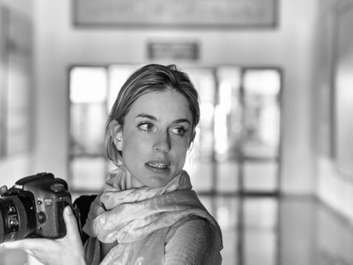 Julia Leeb posiert mit einer Kamera in der Hand für ein Foto.