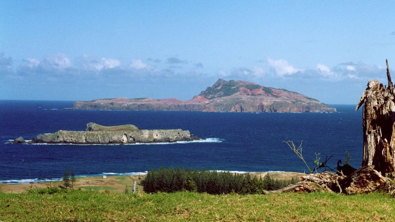Blick auf Norfolk Island, aufgenommen am 31. Mai 2001. Die Norfolkinsel liegt in der Tasmansee des Pazifischen Ozeans. Blick auf Norfolk Island, aufgenommen am 31. Mai 2001. Die Norfolkinsel liegt in der Tasmansee des Pazifischen Ozeans.