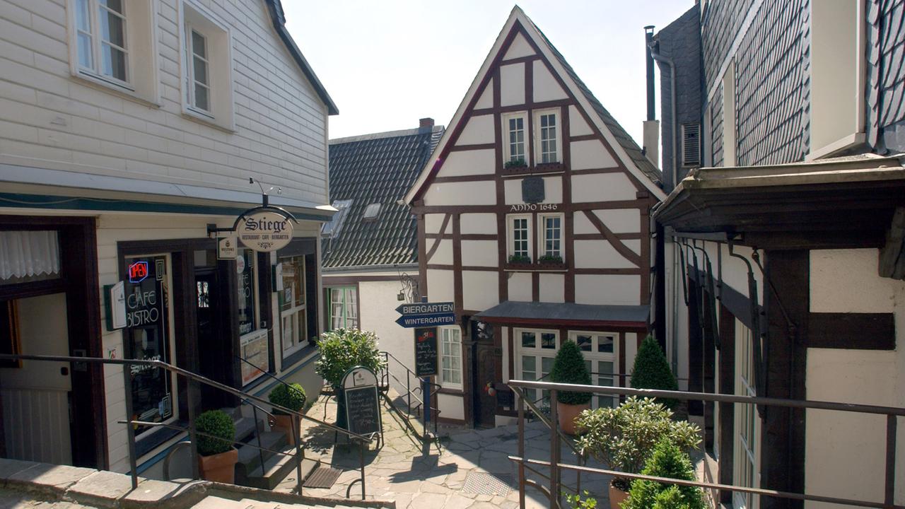 Fachwerkhäuser in der malerischen Altstadt von Kettwig, das 1975 nach Essen eingemeindet wurde − gegen den Widerstand vieler Bürger. Fachwerkhäuser in der malerischen Altstadt von Kettwig, das 1975 nach Essen eingemeindet wurde − gegen den Widerstand vieler Bürger.
