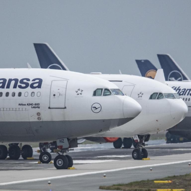 Stillgelegte Lufthansa-Jets stehen auf der zu einem Flugzeug-Parkplatz umfunktionierten Landebahn Nordwest des Flughafens. In den Verhandlungen um mögliche Corona-Hilfen prüft die Lufthansa auch eine Insolvenz in Eigenverwaltung anstelle eines direkten Staatseinstiegs. 