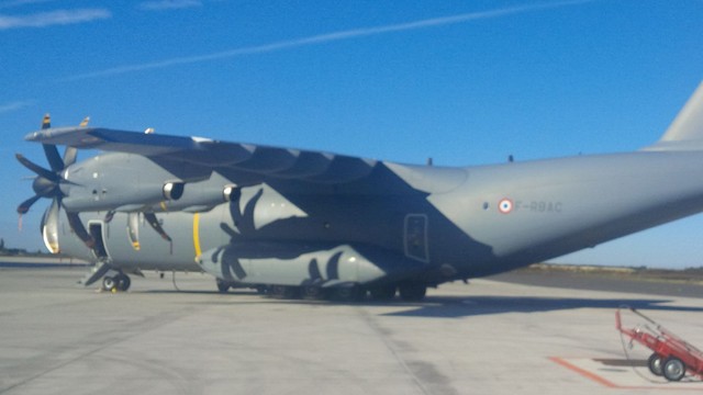 Ein Airbus A 400 M der französischen Streitkräfte auf dem Luftwaffenstützpunkt Orléans Ein Airbus A 400 M der französischen Streitkräfte auf dem Luftwaffenstützpunkt Orléans