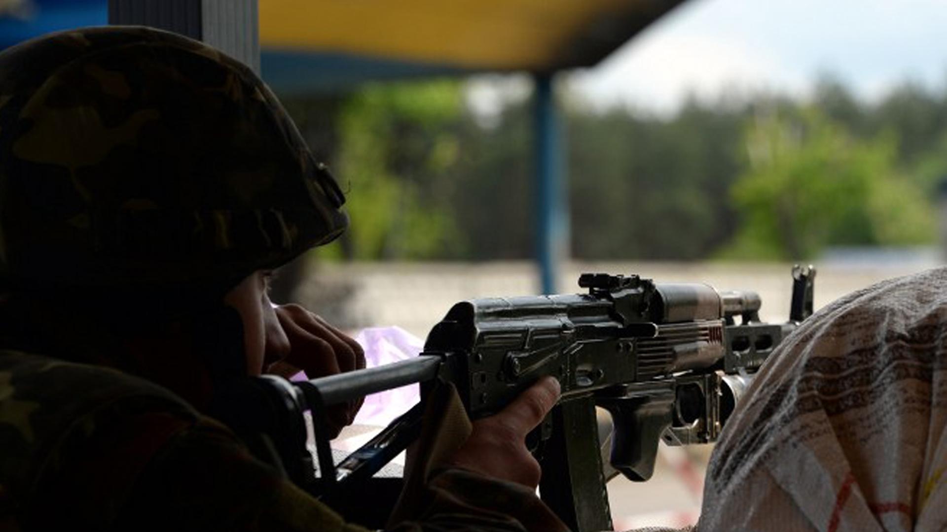 Ukrainischer Soldat an einem Checkpoint in der Nähe von Slawjansk. Ukrainischer Soldat an einem Checkpoint in der Nähe von Slawjansk.