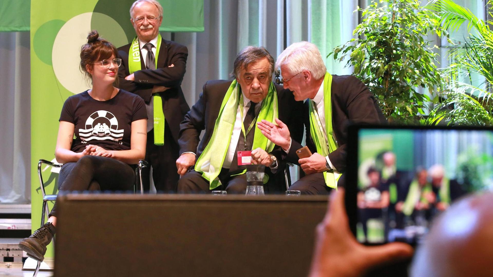 Selbst handeln? Auf dem Kirchentag in Dortmund wurde zum Thema "Offene Häfen in Europa" diskutiert. Mit dabei: Leoluca Orlando, Bürgermeister von Palermo mit Heinrich Bedford-Strom (re.) Ratsvorsitzender der Evangelischen Kirche in Deutschland, Mattea Weihe, Crewmitglied Sea-Watch 3, li., Präsident Hans Leyendecker (hi.) Selbst handeln? Auf dem Kirchentag in Dortmund wurde zum Thema "Offene Häfen in Europa" diskutiert. Mit dabei: Leoluca Orlando, Bürgermeister von Palermo mit Heinrich Bedford-Strom (re.) Ratsvorsitzender der Evangelischen Kirche in Deutschland, Mattea Weihe, Crewmitglied Sea-Watch 3, li., Präsident Hans Leyendecker (hi.)