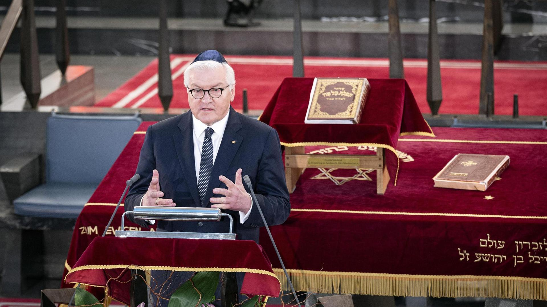 Bundes-Präsident Frank-Walter Steinmeier hat das Fest-Jahr eröffnet. Bundes-Präsident Frank-Walter Steinmeier hat das Fest-Jahr eröffnet.
