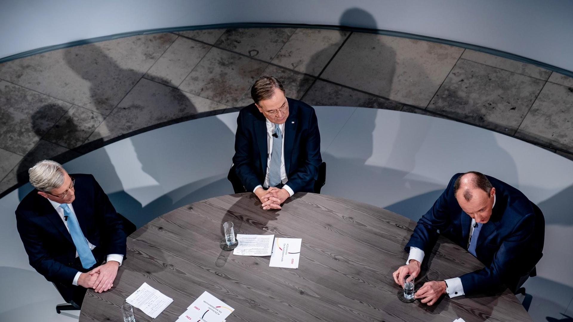 Die drei Kandidaten für den CDU-Parteivorsitz Norbert Röttgen (l-r) Armin Laschet und Friedrich Merz, sitzen bei einer Diskussionsrunde im Konrad-Adenauer-Haus. Vor der Wahl des CDU Bundesvorsitzenden stellen sich die Kandidaten in der per Livestream übertragenen Diskussion erneut den Mitgliedern. Die drei Kandidaten für den CDU-Parteivorsitz Norbert Röttgen (l-r) Armin Laschet und Friedrich Merz, sitzen bei einer Diskussionsrunde im Konrad-Adenauer-Haus. Vor der Wahl des CDU Bundesvorsitzenden stellen sich die Kandidaten in der per Livestream übertragenen Diskussion erneut den Mitgliedern.