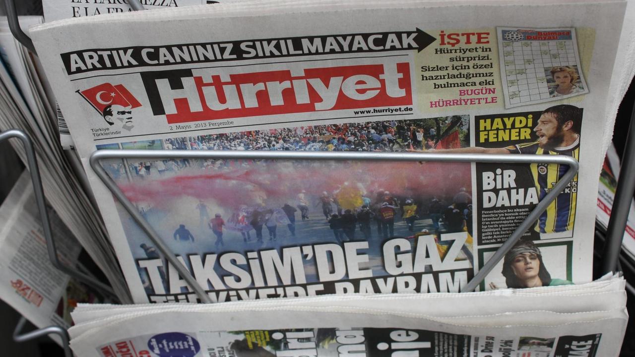 Eine Ausgabe der türkischen Tageszeitung Hürriyet steckt in einem Zeitungsständer.