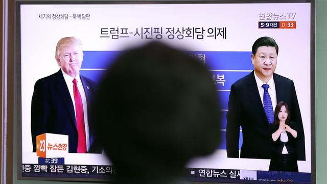 Eine Frau verfolgt (06.04.17) in Seoul im Fernsehen eine Sendung über das Treffen von US-Präsident Trump und dem chinesischen Präsidenten Xi.