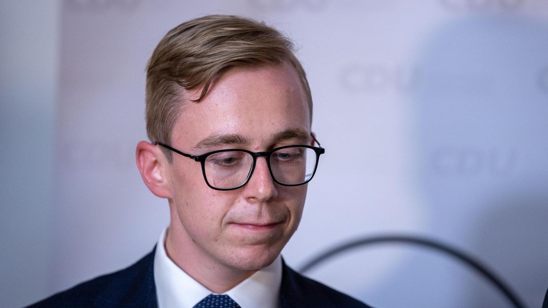 Der CDU-Politiker Philipp Amthor schaut auf den Boden Der CDU-Politiker Philipp Amthor schaut auf den Boden