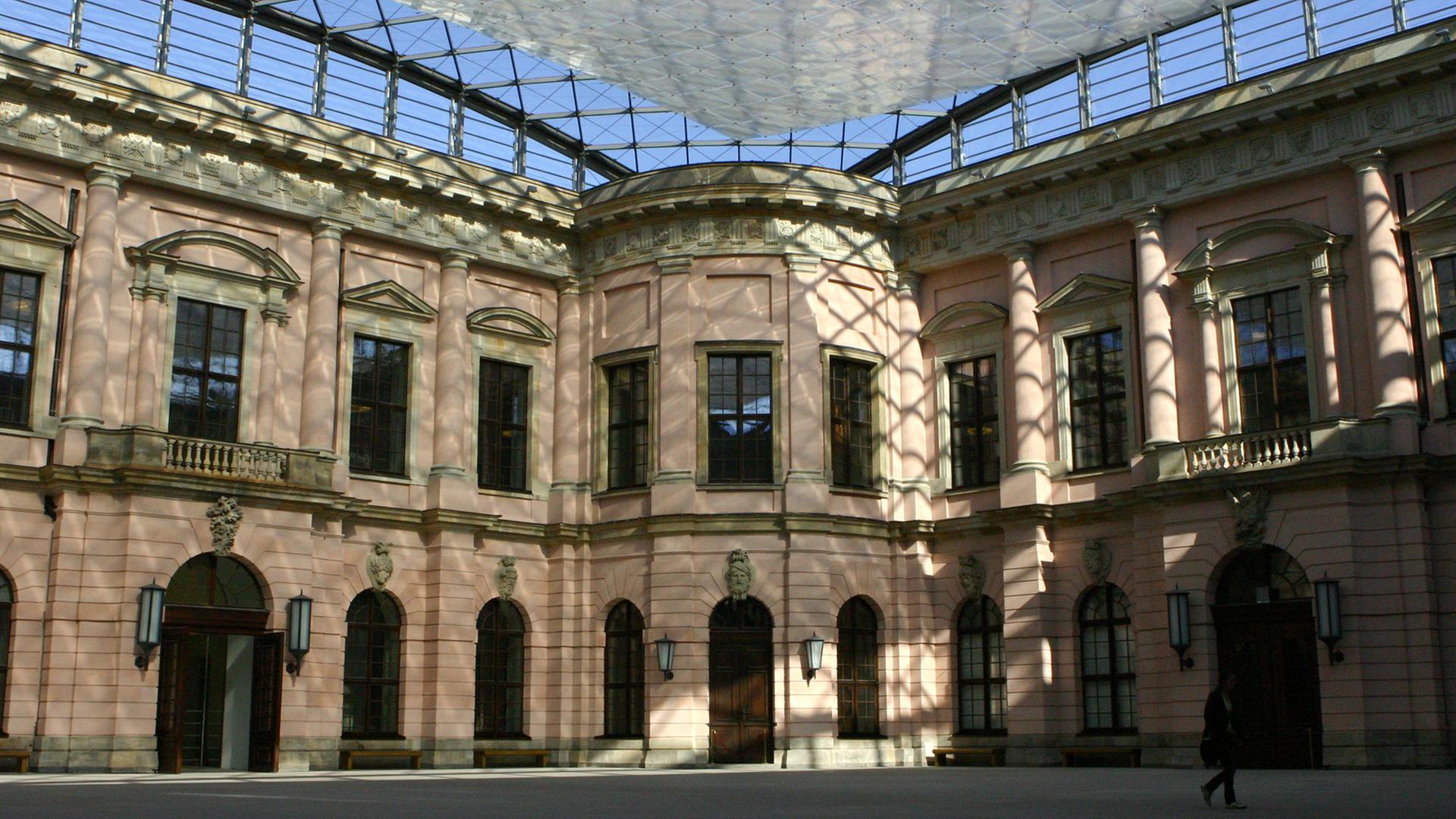 Der mit einer modernen Glas-Stahl-Konstruktion überwölbte "Schlüterhof" des Zeughauses Unter den Linden in Berlin - heute als Deutsches Historisches Museum genutzt. (aufgenommen 2005) Der mit einer modernen Glas-Stahl-Konstruktion überwölbte "Schlüterhof" des Zeughauses Unter den Linden in Berlin - heute als Deutsches Historisches Museum genutzt. (aufgenommen 2005)