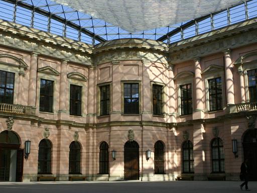 Der mit einer modernen Glas-Stahl-Konstruktion überwölbte "Schlüterhof" des Zeughauses Unter den Linden in Berlin - heute als Deutsches Historisches Museum genutzt. (aufgenommen 2005)
