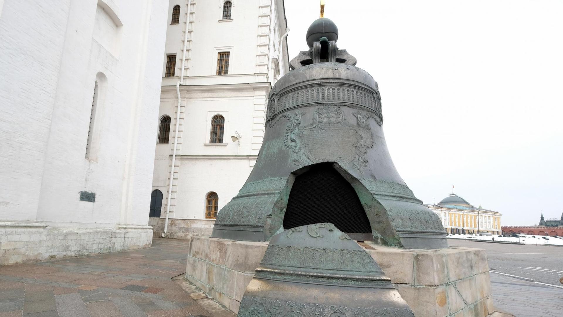 Die Zarenglocke steht auf dem Freigelände im Kreml. Die Zarenglocke steht auf dem Freigelände im Kreml.