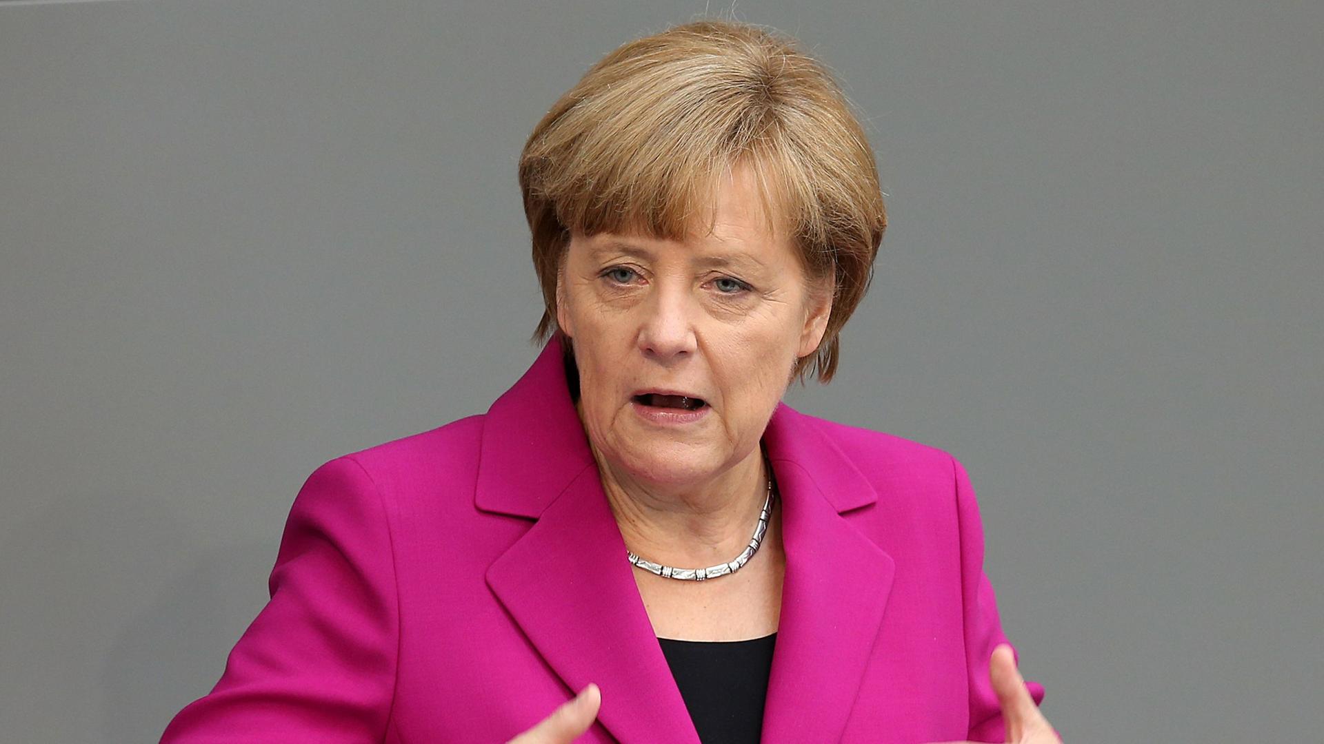 Bundeskanzlerin Angela Merkel (CDU) gibt im Bundestag eine Regierungserklärung zu dem bevorstehenden G-7-Gipfel in Brüssel ab. Bundeskanzlerin Angela Merkel (CDU) gibt im Bundestag eine Regierungserklärung zu dem bevorstehenden G-7-Gipfel in Brüssel ab.