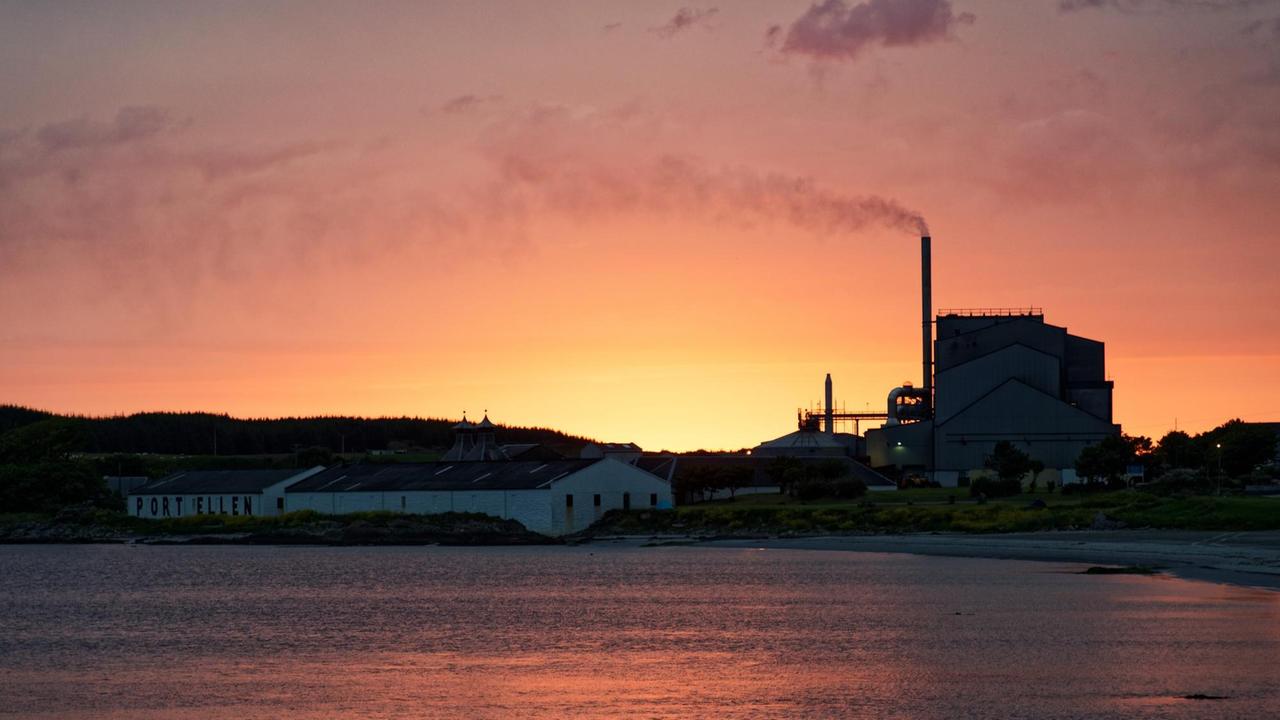 Sonnenuntergang hinter Whisky-Destillerie Sonnenuntergang hinter Whisky-Destillerie