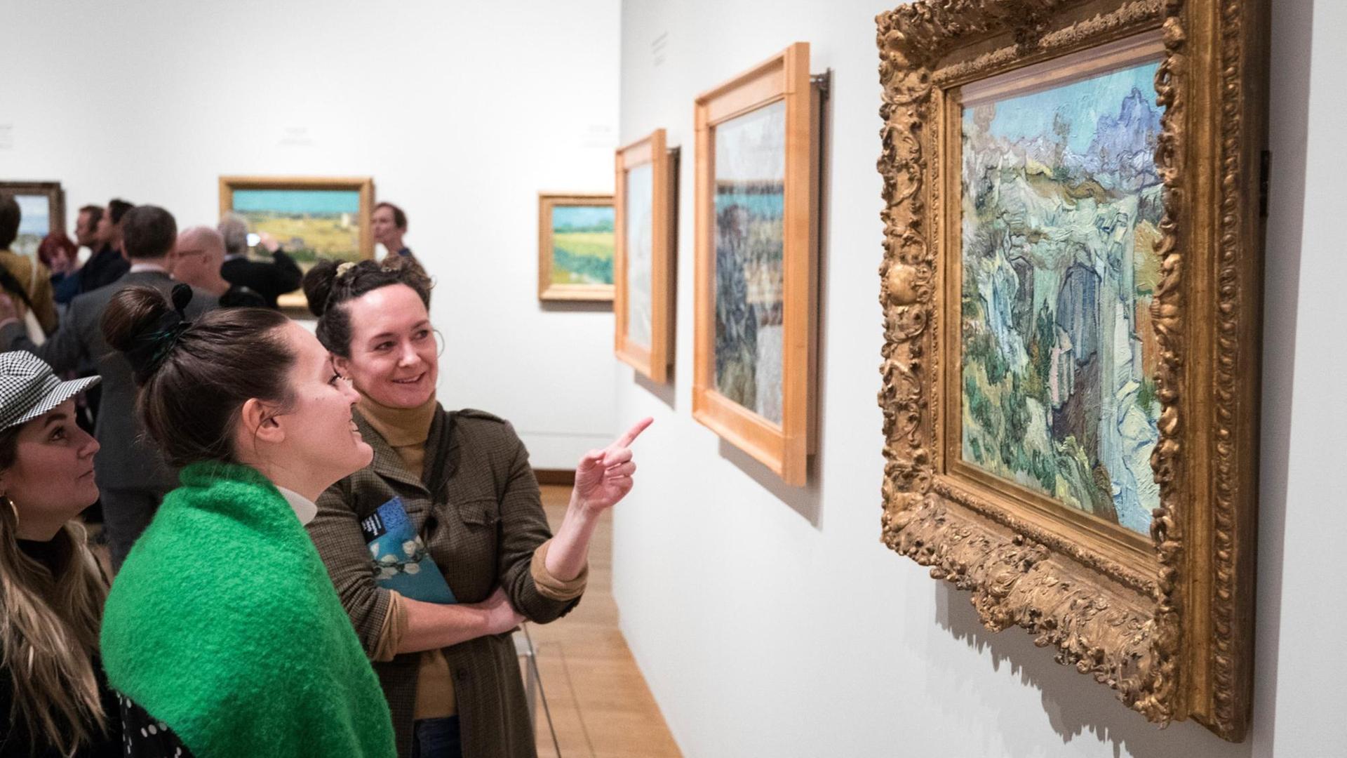 Mehrere Personen betrachten im Van-Gogh-Museum bei der Vorbesichtignung der Ausstellung "Van Gogh & Japan" einige Bilder. Mehrere Personen betrachten im Van-Gogh-Museum bei der Vorbesichtignung der Ausstellung "Van Gogh & Japan" einige Bilder.