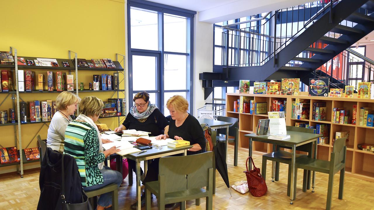 Eine Lerngruppe sitzt in der Stadtbücherei Hilden, die den Bibliothekspreis 2016 erhielt. Eine Lerngruppe sitzt in der Stadtbücherei Hilden, die den Bibliothekspreis 2016 erhielt.
