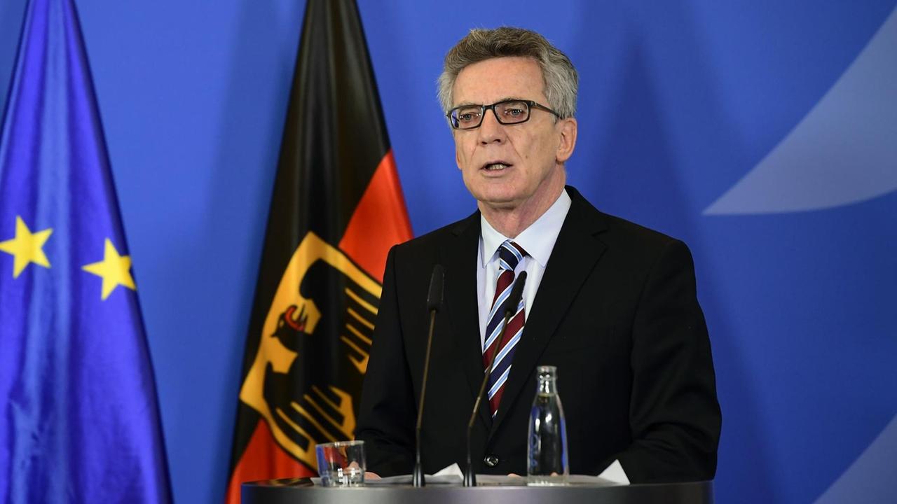 Bundesinnenminister Thomas de Maizière am 23.12. bei einer Pressekonferenz in Berlin nach der Ergreifung des Berlin-Attentäters Anis Amri.