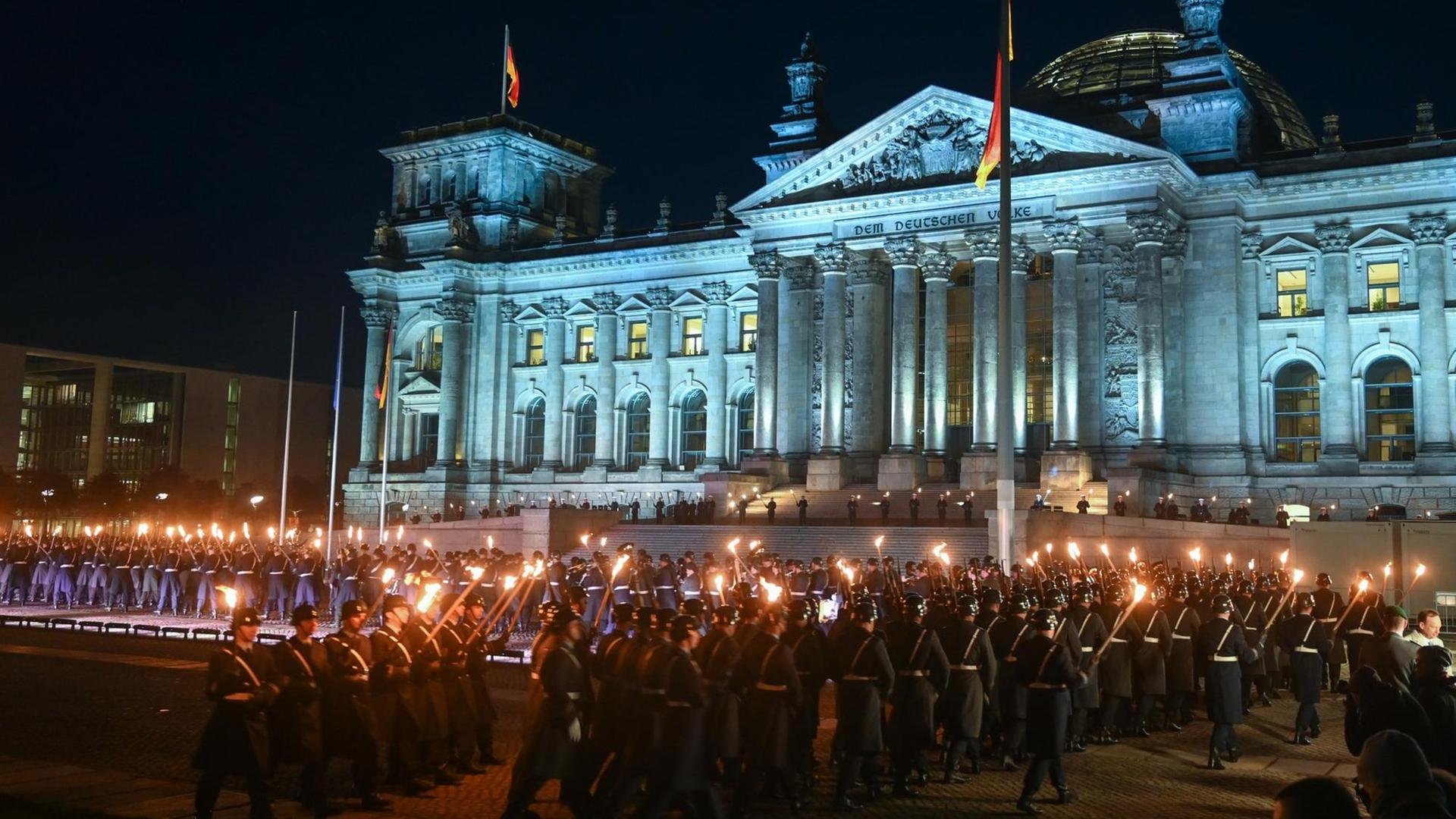 Soldaten und Soldatinnen werden mit einem "Großen Zapfenstreich" geehrt. Soldaten und Soldatinnen werden mit einem "Großen Zapfenstreich" geehrt.