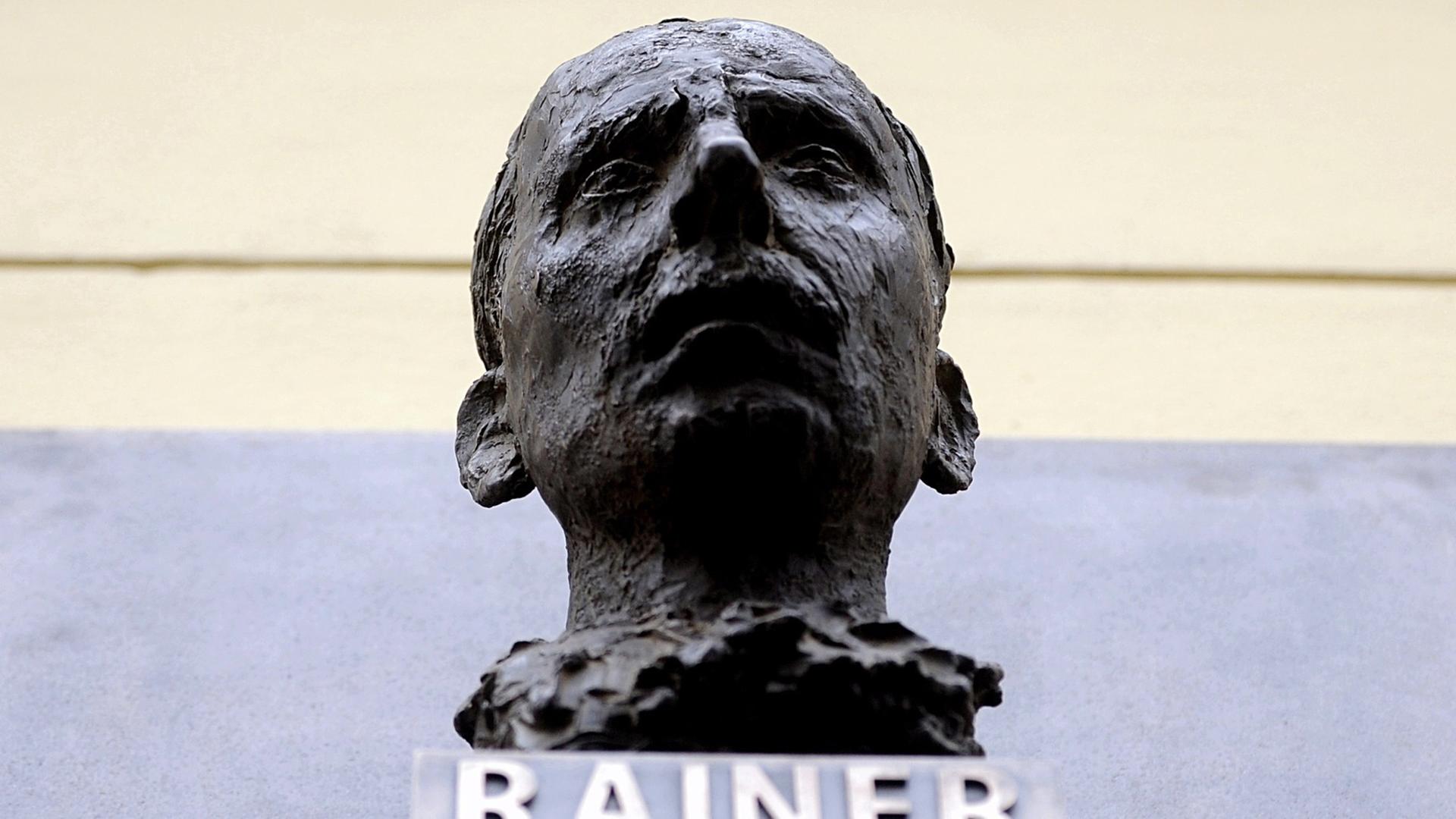 Eine Skulptur des Schriftstellers Rainer Maria Rilke.