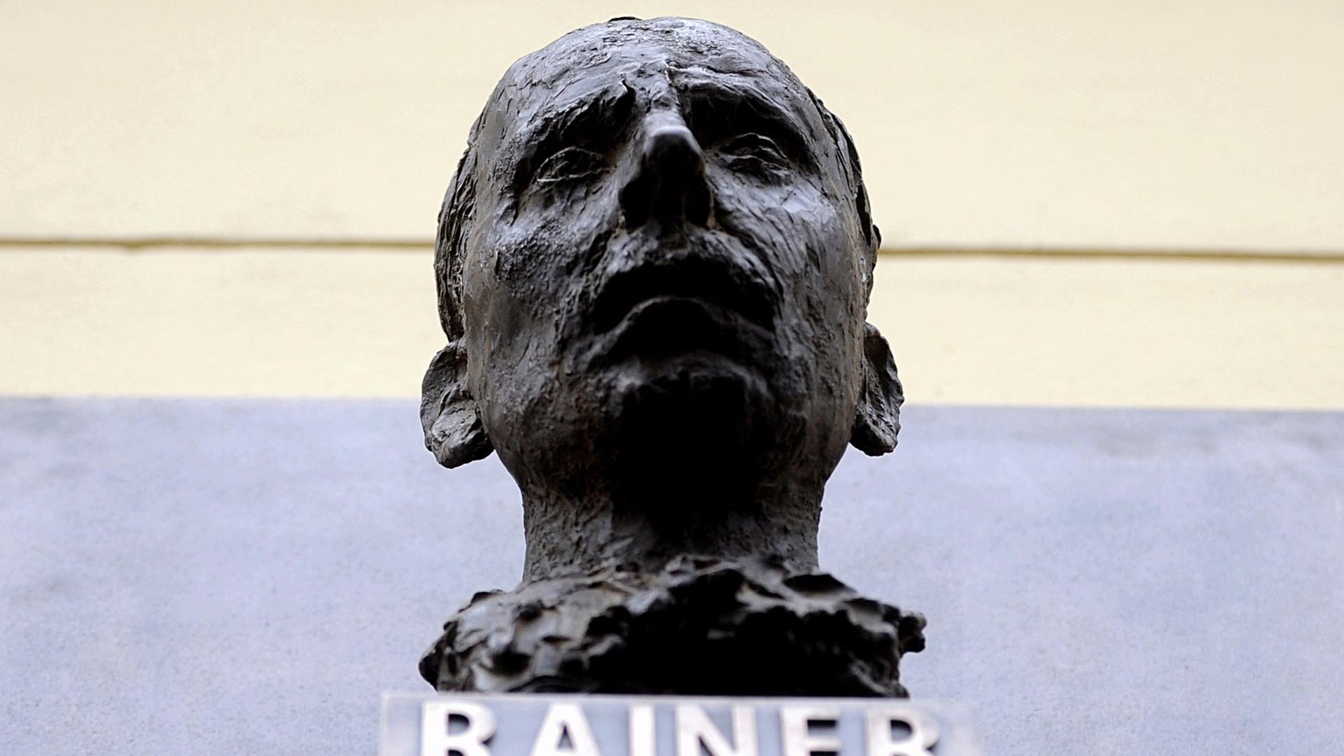 Eine Skulptur des Schriftstellers Rainer Maria Rilke. Eine Skulptur des Schriftstellers Rainer Maria Rilke.