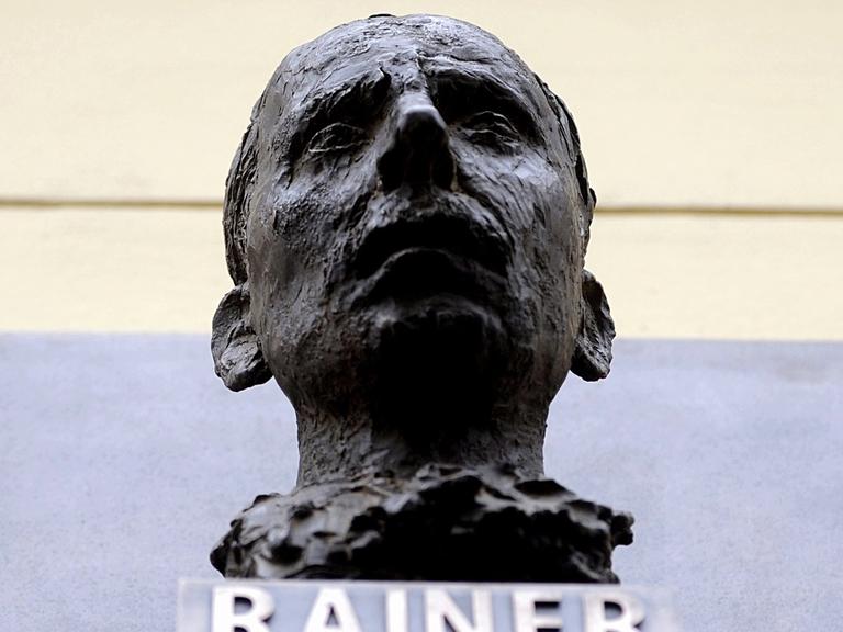 Eine Skulptur des Schriftstellers Rainer Maria Rilke.