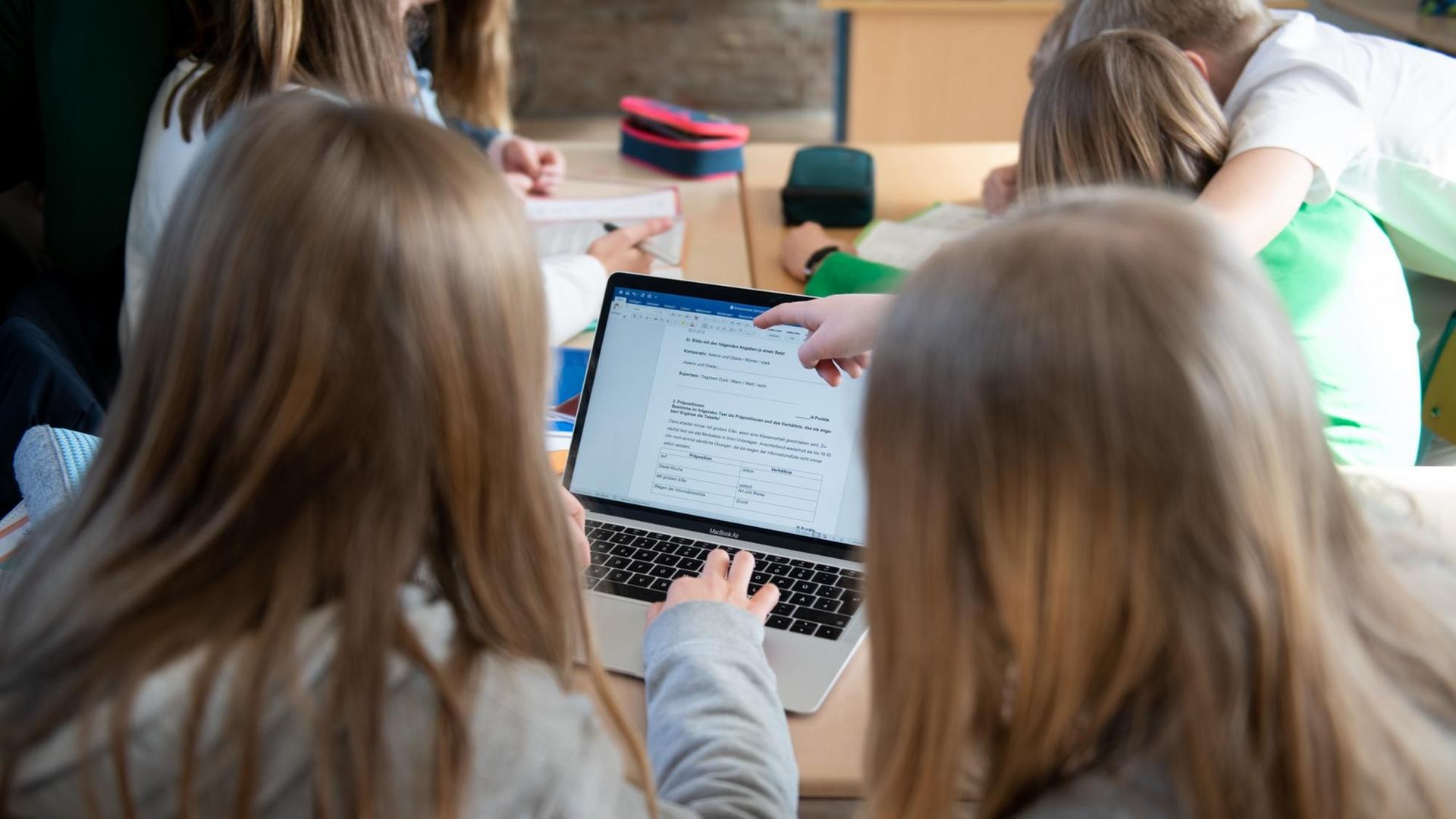 Schüler einer fünften Klasse eines Gymnasiums benutzen im Unterricht einen Laptop Schüler einer fünften Klasse eines Gymnasiums benutzen im Unterricht einen Laptop
