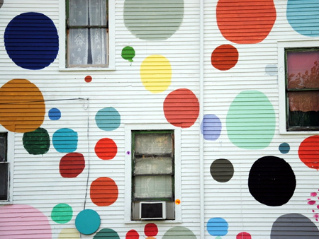 Das Heidelberg Project: Zwei Mal hat die Stadt Detroit das Kunstprojekt von Tyree Guyton teilweise abgerissen. Heute setzen viele auf die Kunst als einen wichtigen Faktor des Aufschwungs. Das Heidelberg Project: Zwei Mal hat die Stadt Detroit das Kunstprojekt von Tyree Guyton teilweise abgerissen. Heute setzen viele auf die Kunst als einen wichtigen Faktor des Aufschwungs.