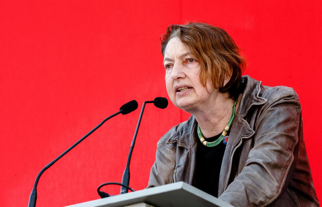 Annelie Buntenbach, Mitglied des DGB-Bundesvorstands, spricht in Hamburg auf einer Kundgebung.