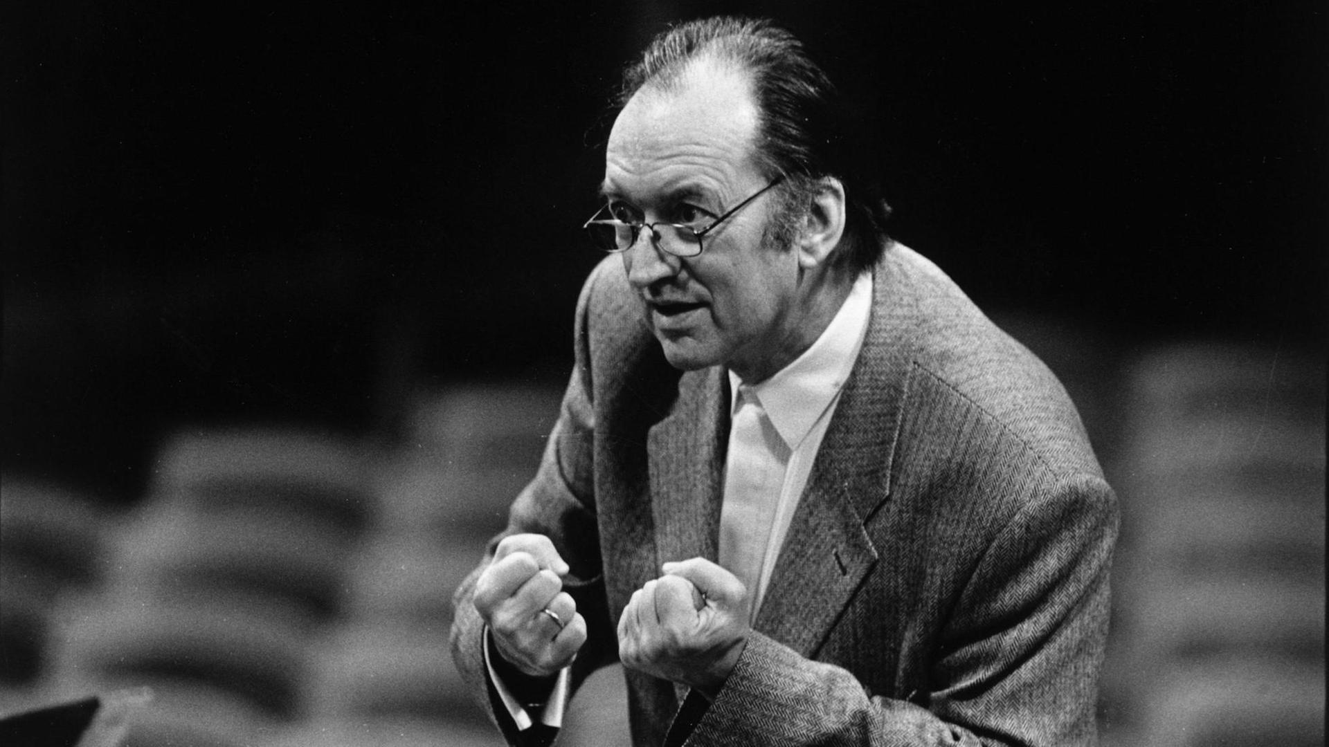 Schwarz weiße Aufnahme des Dirigenten Nikolaus Harnoncourt vor dem Orchester. Schwarz weiße Aufnahme des Dirigenten Nikolaus Harnoncourt vor dem Orchester.