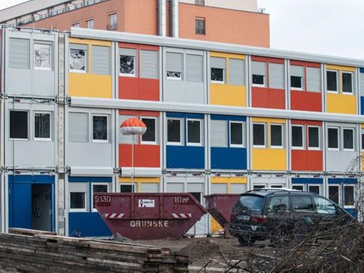 Dreifach übereinandergestapelt stehen bunte Wohncontainer im Berliner Bezirk Treptow-Köpenick. Dort sollen noch im Dezember Flüchtlinge unterkommen.
