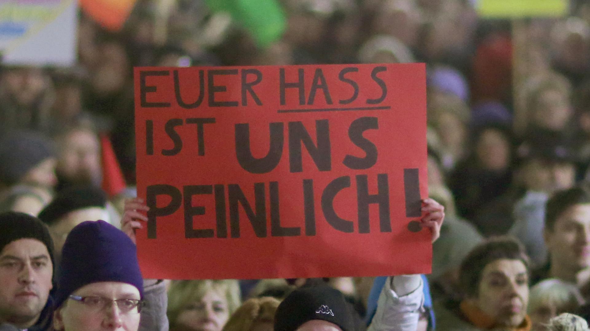 Pegida-Gegner in Wiesbaden Pegida-Gegner in Wiesbaden