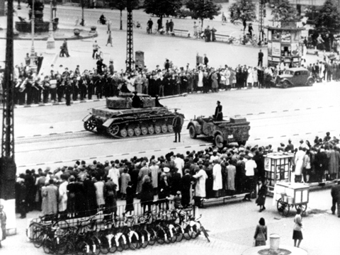 Blick auf eine Parade der Wehrmacht auf dem Kopenhagener Rathaushausplatz am 28. August 1940. Am 9. April 1940 fielen Truppen der Wehrmacht ohne Kriegserklärung in den neutralen Ländern Dänemark und Norwegen ein. Blick auf eine Parade der Wehrmacht auf dem Kopenhagener Rathaushausplatz am 28. August 1940. Am 9. April 1940 fielen Truppen der Wehrmacht ohne Kriegserklärung in den neutralen Ländern Dänemark und Norwegen ein.