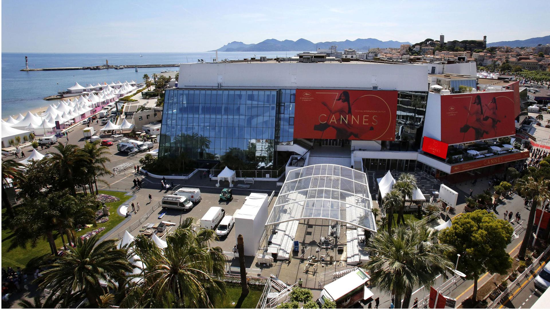Blick auf das Palais des Festivals der Filmfestspiele in Cannes Blick auf das Palais des Festivals der Filmfestspiele in Cannes